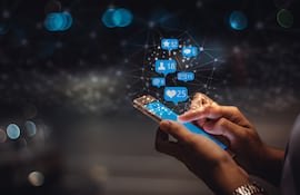 Una mujer interactúa con su teléfono celular