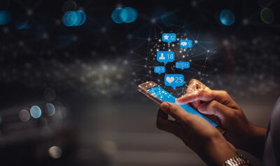 Una mujer interactúa con su teléfono celular