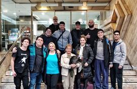 La delegación paraguaya que ya se encuentra desde hace varios días en Madrid, España, alistando el espectáculo que se presentará hoy en la sede de la embajada.