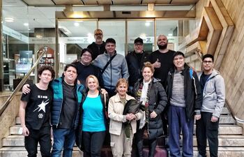 La delegación paraguaya que ya se encuentra desde hace varios días en Madrid, España, alistando el espectáculo que se presentará hoy en la sede de la embajada.