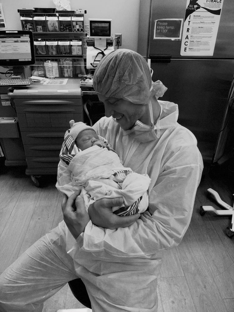 ¡Papá orgulloso! Christian McCaffrey con su hijo en brazos. (Instagram/Olivia Culpo)