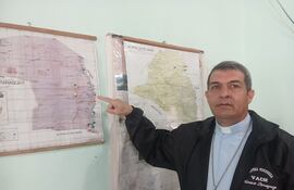 Monseñor Gabriel Escobar, obispo del Chaco, señala en el mapa que el Alto Paraguay también existe.
