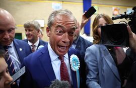 El líder reformista del Reino Unido, Nigel Farage, reacciona después de ser elegido diputado por Clacton en el centro de conteo de Clacton en Clacton-on-Sea, al este de Inglaterra.
