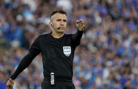 Carlos Betancur (36 años), árbitro colombiano, a cargo de la conducción del partido entre Libertad e Independiente del Valle.