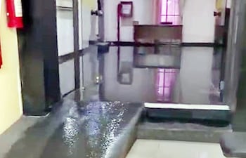El salón Comuneros, en la zona que linda con oficinas parlamentarias, se convirtió en una “piscina”, que incluso se desbordó hacia el pasillo.