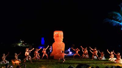 Fotografía de archivo de un grupo de pascuenses durante un baile típico, el 3 de abril de 2024, en Rapa Nui (Chile).