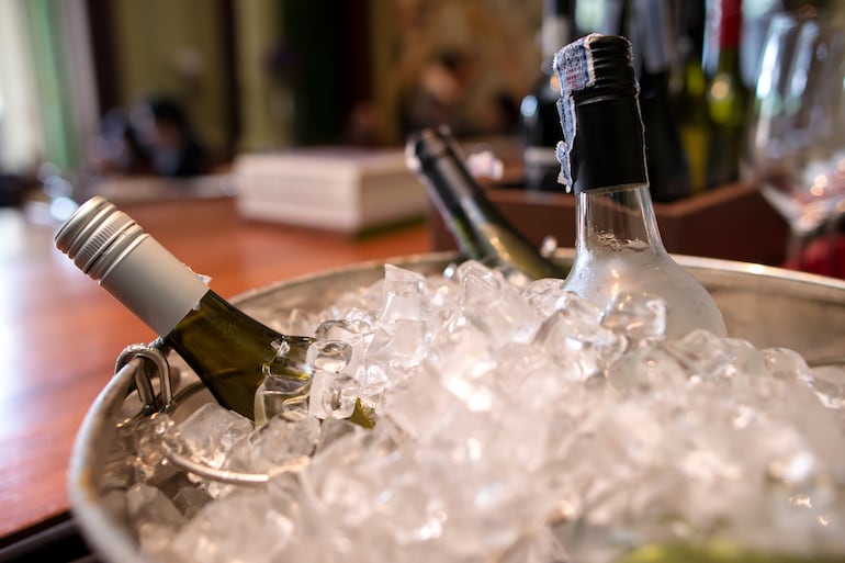 Botellas de vino en una champañera