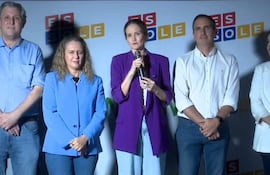 Soledad Núñez (c), candidata opositora a intendenta de Asunción, junto a Rafael Filizzola, Rocío Vallejo, Stephan Rasmussen y Johanna Ortega.