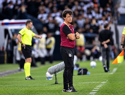 El entrenador brasileño de 52 años. Fernando Diniz Silva fue destituido de su cargo de entrenador de Corinthians.