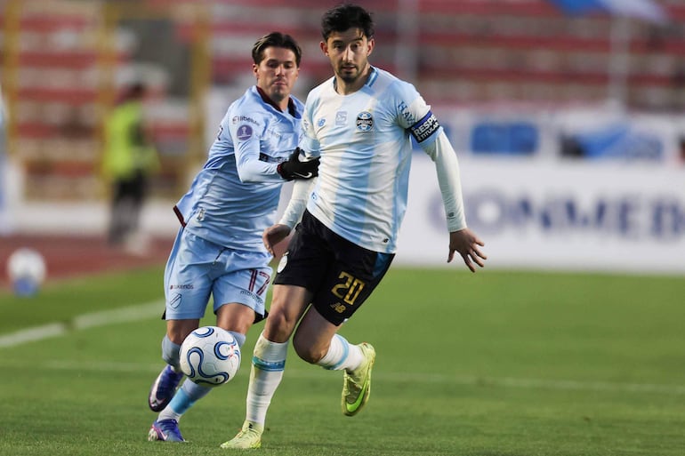 Pato Rodríguez de Bolívar disputa el balón con Mathías Villasanti de Gremio este jueves, en un partido de la Copa Sudamericana entre Bolívar y Gremio en el estadio Hernando Siles, en La Paz (Bolivia).