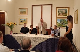 Alfredo Boccia Paz (de pie) tuvo a su cargo la presentación del libro "Humberto. Retrato de un hombre que amaba la libertad", de Sergio Ferreira.