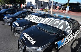 Vehículos de la policía durante una manifestación en reclamo a los incrementos salariales y mejores condiciones laborales.