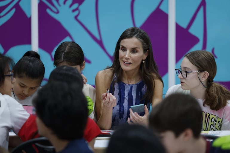 La reina Letizia conversa con un grupo de niñas en el Pabellón Infantil durante inauguración de la 85 edición de la Feria del Libro de Madrid, que está dedicada al humor en la literatura y contará con 366 casetas de librerías, editoriales, distribuidoras e instituciones oficiales hasta el 14 de junio.
