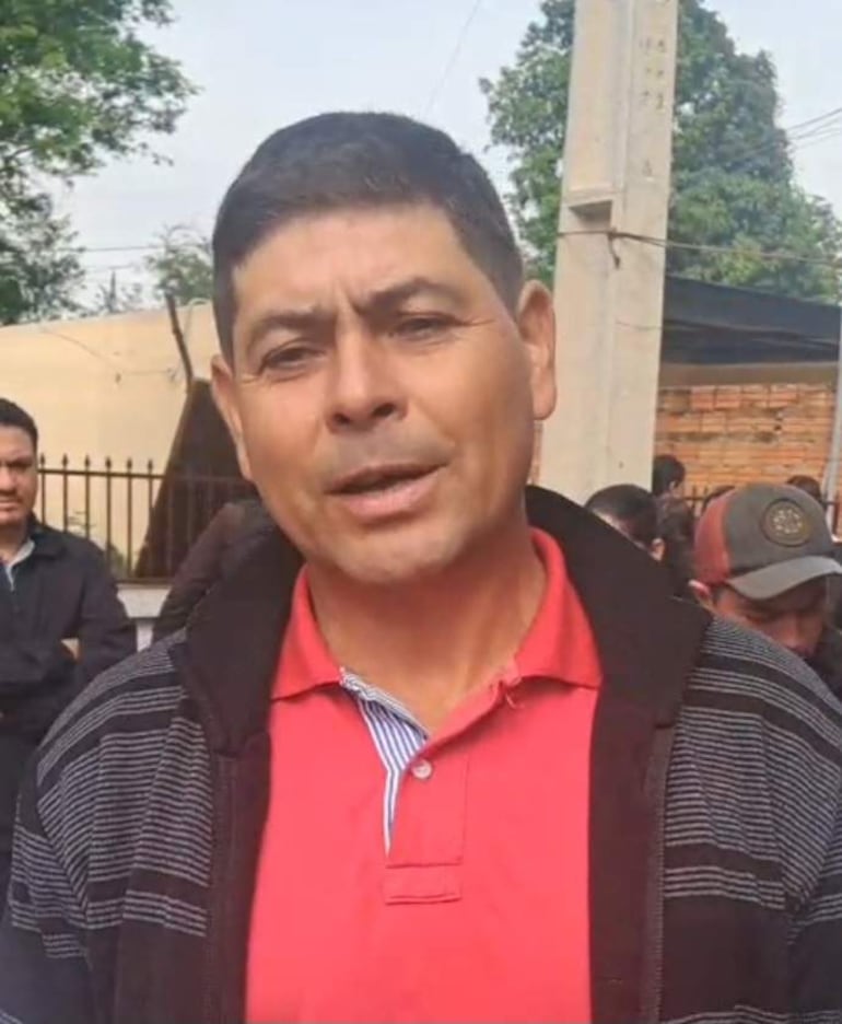 El representante de los padres anunció que la medida de protesta seguirá hasta que haya solución al reclamo