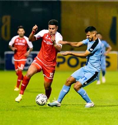 La pelota queda más cerca de Gustavo Navarro (General), pero Rodrigo Ruiz Díaz intenta impedirlo.
