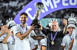 Roque Santa Cruz (i) y Miguel Cardona levantando el trofeo de la Copa Paraguay, certamen que Olimpia conquistó en 2021.