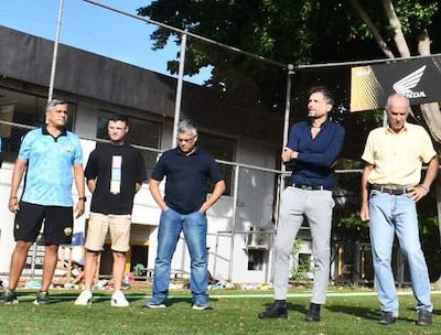 El presidente Luis Antonio Vidal (camisa azul) se dirige al plantel en el inicio del nuevo ciclo, bajo el comando de Víctor Gerardo González (primero de la izquierda).