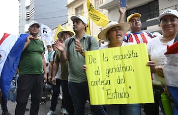 Imagen de archivo: docentes manifestándose en el centro de Asunción en contra de la reforma de la caja fiscal.