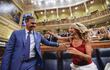 El presidente del Gobierno en funciones y diputado socialista Pedro Sánchez (i) y la ministra de Trabajo en funciones y diputada de Sumar, Yolanda Díaz (d), se saludan en el Congreso de los Diputados mientras asisten a la votación de la mesa y el acatamiento de la Constitución, en Madrid. (EFE)