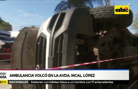 Ambulancia volcó en la Avda Mcal López