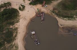 Fotografía de archivo de una embarcación a orillas del Río Paraguay, en la ciudad de Asunción (Paraguay) durante la última sequía.