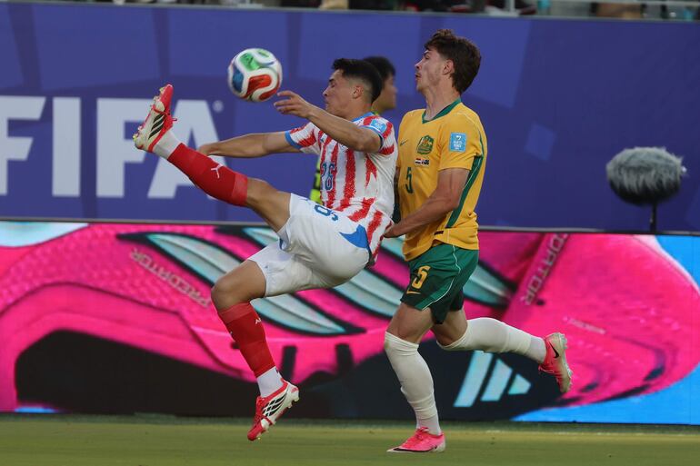 Alexandro Maidana (i) de Paraguay disputa el balón con Jordan Bos de Australia este jueves, en un partido del grupo D del Mundial de la FIFA 2026 entre Paraguay y Australia en el estadio Levi's en Santa Clara, California (Estados Unidos). 