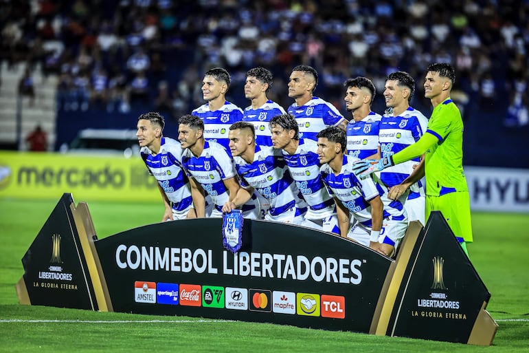 Los futbolistas de 2 de Mayo posan en la foto previa al partido frente a Alianza Lima por la Fase 1 de la Copa Libertadores 2026 en el estadio Río Parapití, en Pedro Juan Caballero, Paraguay.