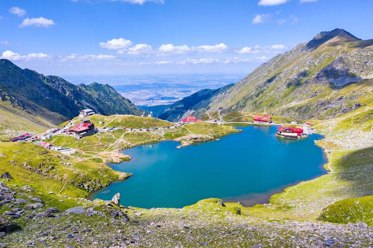 El lago Bâlea (Lacul Bâlea) es un lago glacial situado en las montañas Făgăraș del sur de los Cárpatos, en el centro de Rumania.