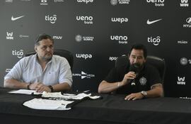 El presidente de Olimpia, Rodrigo "Coto" Nogués acompañando a Pablo "Vitamina" Sánchez, en la presentación del argentino como nuevo entrenador franjeado.