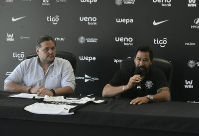 El presidente de Olimpia, Rodrigo "Coto" Nogués acompañando a Pablo "Vitamina" Sánchez, en la presentación del argentino como nuevo entrenador franjeado.