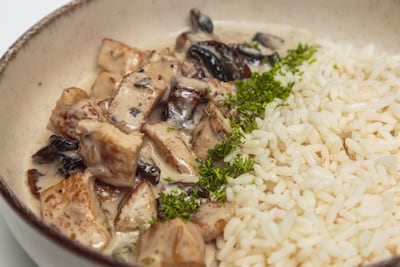 Fricasé de pollo con champiñones.