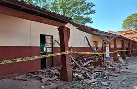 El techo de uno de los pabellones de la escuela Básica N° 152 San Roque González de Santa Cruz, de la ciudad de San Ignacio se desplomó por completo.