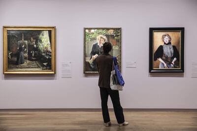 Una mujer observa diversas pinturas de artistas escandinavas durante la gira de prensa de la exposición 'Harriet Backer. La música de los colores' en el Museo de Orsay en París.