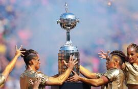 El trofeo de la Copa Libertadores.