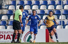 Héctor “Pipo” Lezcano controla el balón ante Luis de la Cruz.