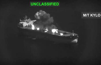 Imagen que supuestamente muestra un buque petrolero iraní dañado tras un ataque estadounidense.