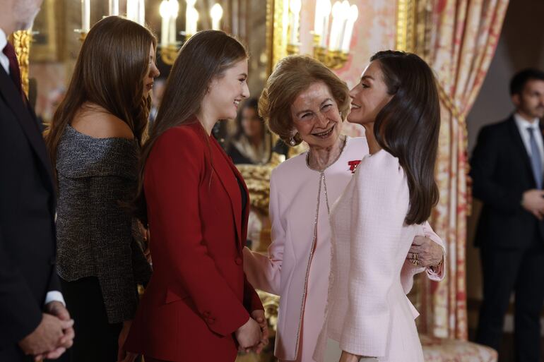 La reina emérita Sofía rodeada del amor de la reina Letizia, la princesa Leonor y la infanta Sofía durante el acto central de conmemoración del 50 aniversario de restauración de la monarquía. (EFE/JJ Guillén)
