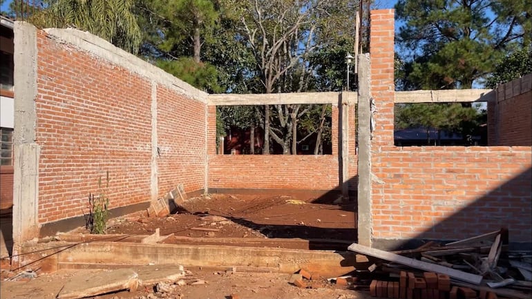 Espacio vacío de construcción con paredes de ladrillo expuestas, sin personas visibles ni elementos que identifiquen a un equipo de fútbol.