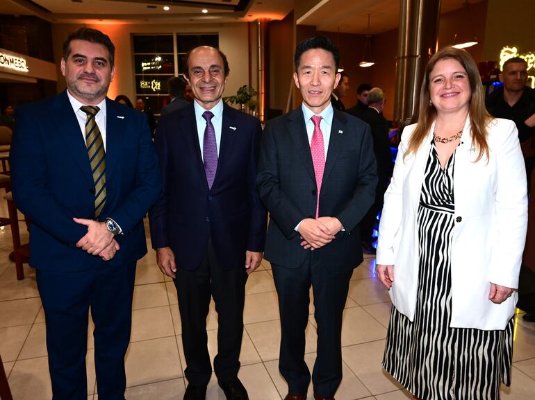 Maximiliano Mquvecin, Aldo Elías, el embajador de Corea, Chan-sik Yoon y Marina Cantera.