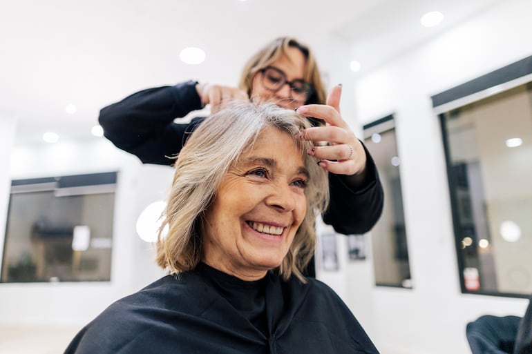 Concepto de canas, pelo gris, dejar de teñirse.