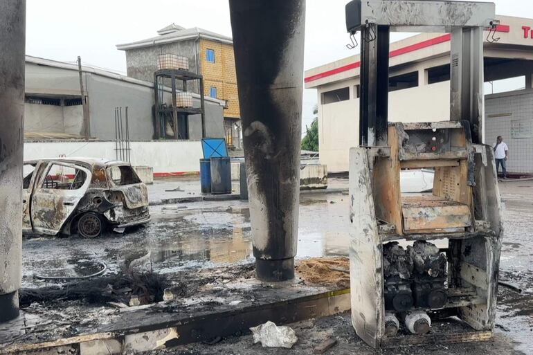 Una estación de servicio incendiada en Camerún, como resultado de los disturbios en las protestas contra Paul Biya.