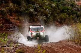 Momento exacto en el cual Óscar Santos y Mirna Pereira, a bordo del UTV Can-Am Maverick X3 #316, pasan por una aguada.