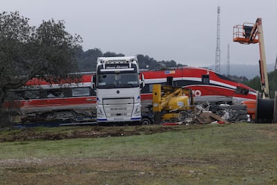 Restos del Iryo que descarriló y posteriormente chocó contra un Alvia el pasado domingo aún en la vía.
