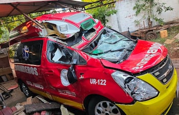 El móvil quedó con importantes daños materiales.