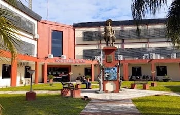 Fachada de la Municipalidad de Pilar.