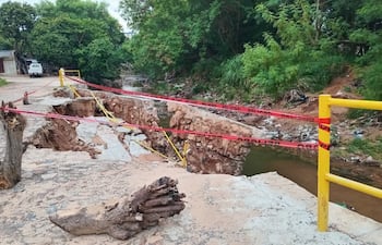 En estas condiciones quedó el muro de contensión del arroyo tras el temporal de ayer.