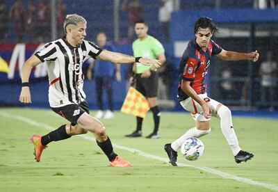 Álvaro Campuzano (i), jugador de Libertad, y Alan Soñora, futbolista de Cerro Porteño, disputan el balón en un partido de la primera fecha del torneo Apertura 2025 del fútbol paraguayo en el estadio La Nueva Olla, en Asunción.