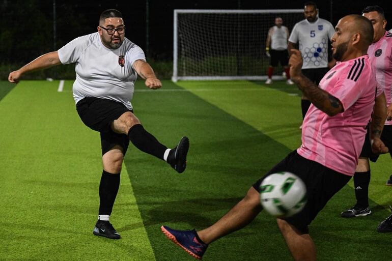 Participantes del programa de pérdida de peso “Man vs Fat Soccer” juegan un partido de fútbol en Houston, Texas, el 5 de mayo de 2026.