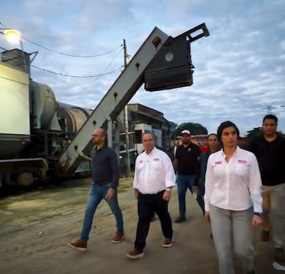 Camilo Pérez, candidato del cartismo, recorriendo la planta asfáltica de Asunción.