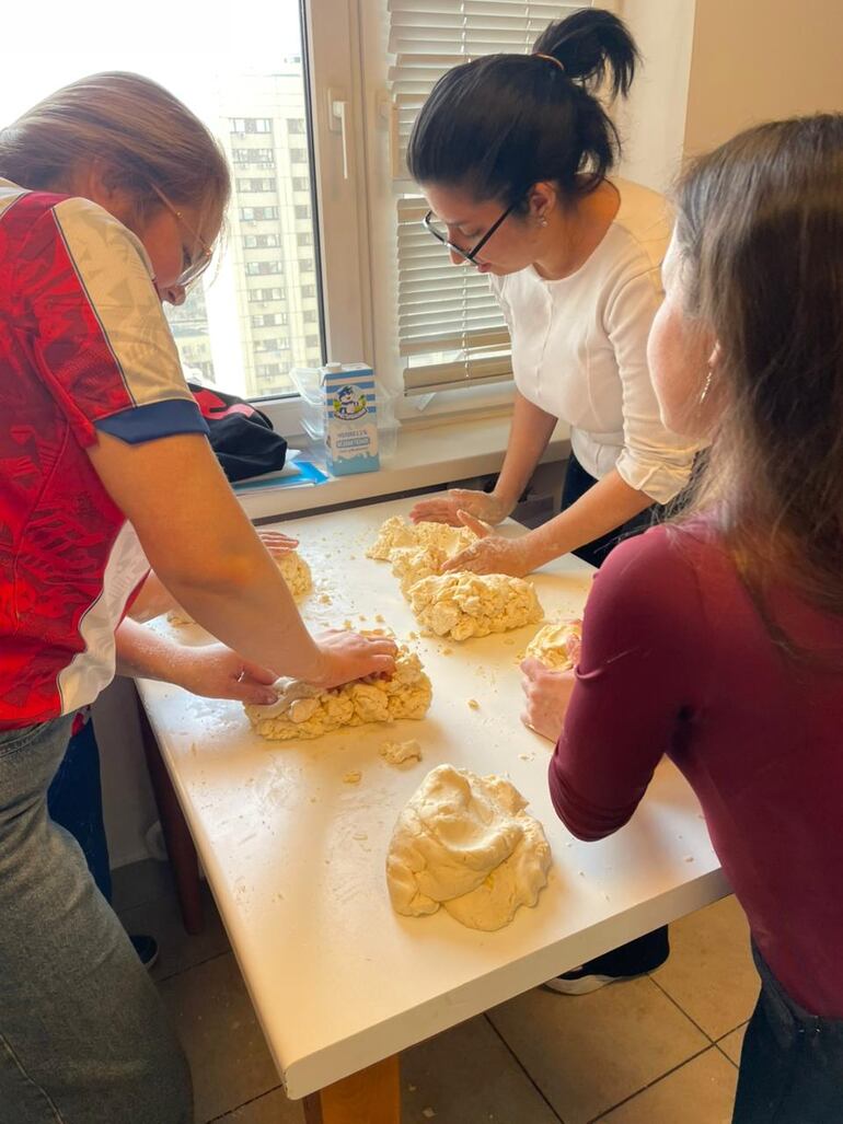 Compatriotas con "las manos en la masa".